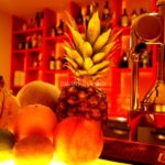 目の前でフルーツを搾って作るカクテルが楽しめる守口市駅前のバー「Fresh Fruit Bar Hua」がオープンしたよ。