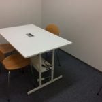 オフィスを借りて初めて事務所を構えました。1人用の狭いレンタルオフィスだけどね!