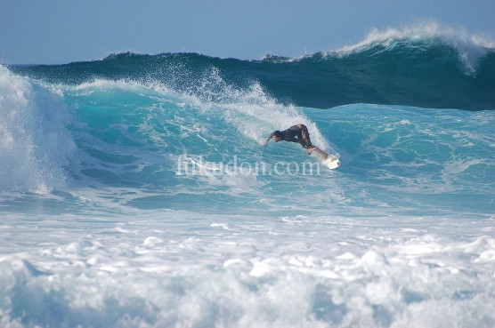 1280px-Surfer_at_Banzai_Pipeline,_North_Shore_(Oahu)